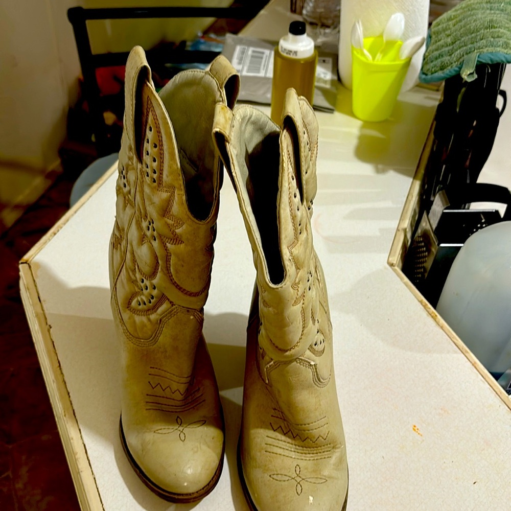 Size 6 cowboy boots.